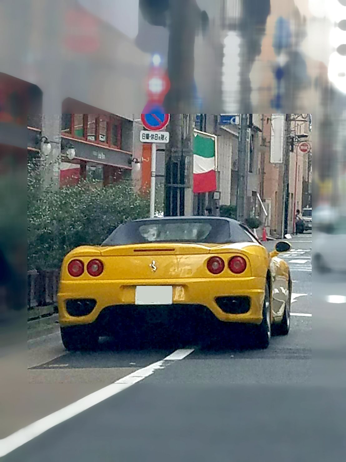 黄色のフェラーリ