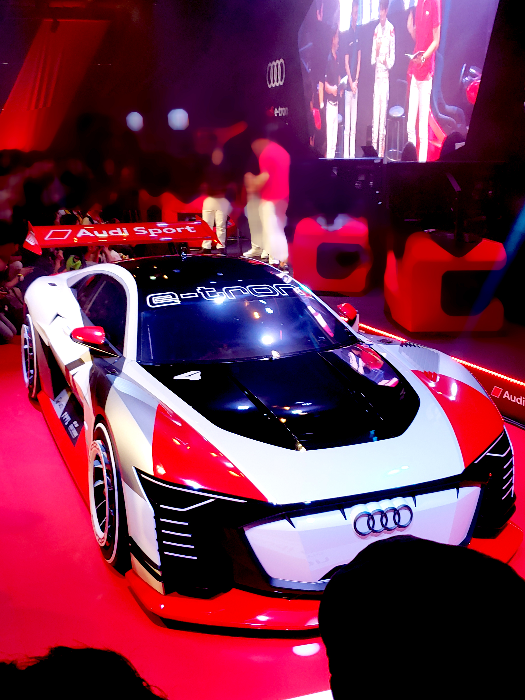 アウディの電気自動車『Audi e-tron』(アウディ イートロン)はこんな感じ