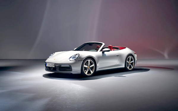 新型ポルシェ911と新型コルベットのデザイン比較