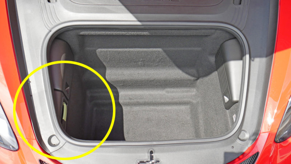 トランクの内側から脱出用にトランクを開けられるのは アメリカ仕様のポルシェでした