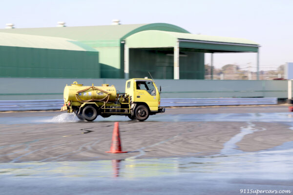 散水車に乗っちゃった
